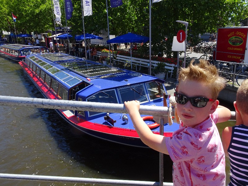 Daar is de blauwe boot!