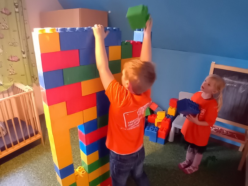 Lekker bouwen met de blokken in de speelkamer van het Kids vakantiehuis van Landgoed Ruwinkel in Gelderland