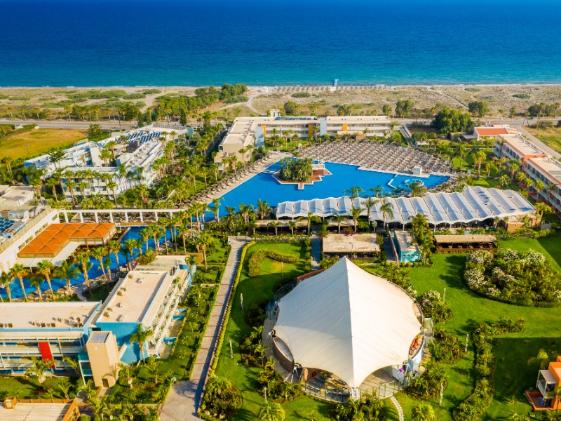 Gedeelte van het resort met de zee