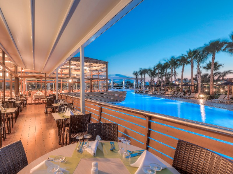 Restaurant bij het zwembad