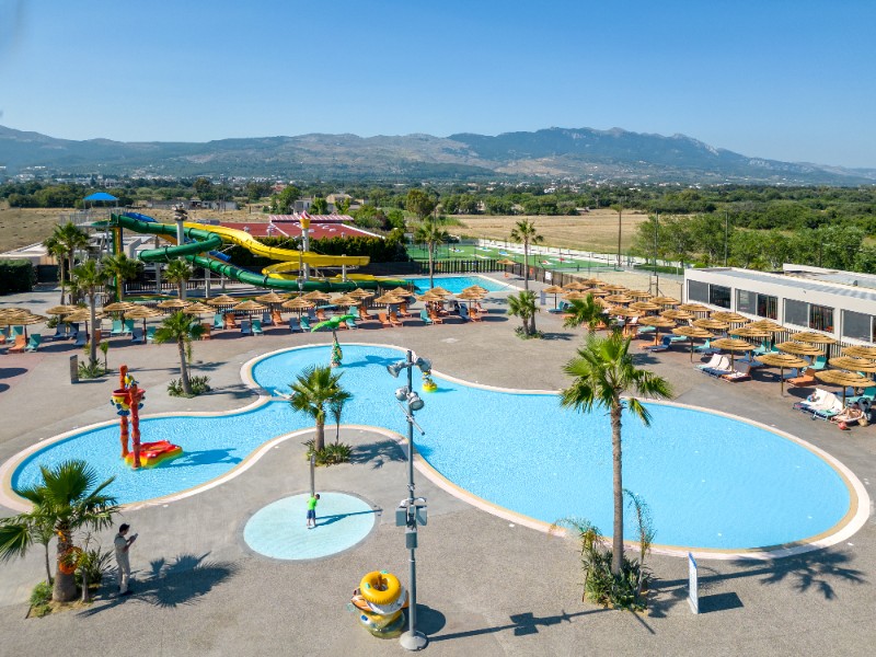 Glijbanen en kinderzwembad bij het waterpark