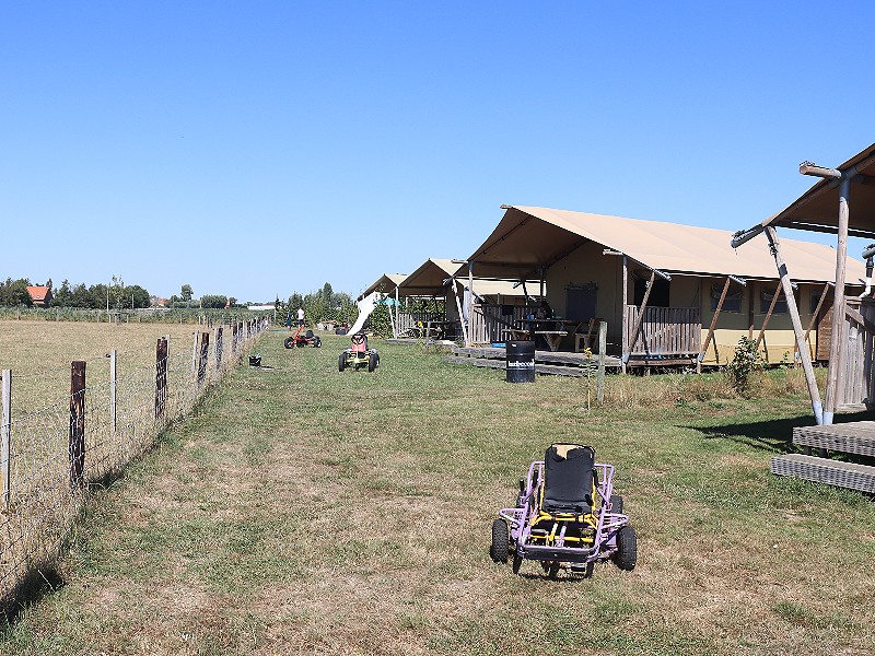 De vier glampingtenten van Aan de Vleterbeke aan de koeienwei