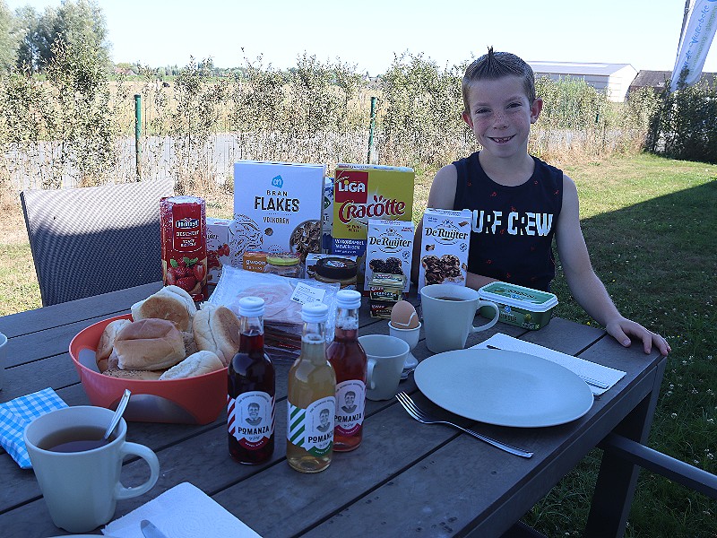 Ons ontbijt met verse broodjes van de bakker, eitjes van eigen kippen en Belgische lekkernijen
