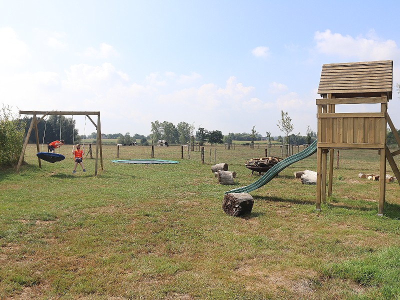Het speelveld met kampvuurplaats bij de glampingtenten