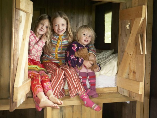 Kids in de bedstee van de BoerenBed tent