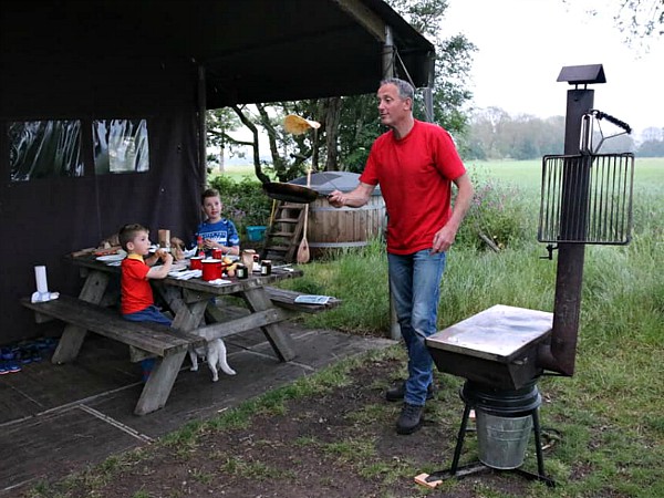 Pannenkoeken bakken voor de Boerenbed tent