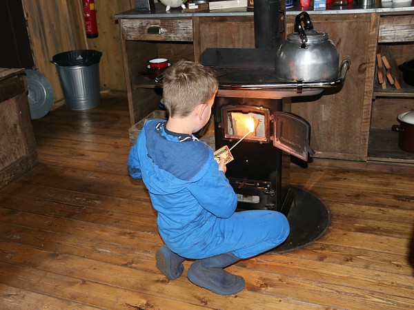 Eerst een vuurtje stoken voor het ontbijt