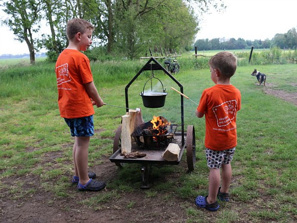 Lekker buiten koken op de kampvuurkar bij Boerenbed De Lange Weide in Drenthe