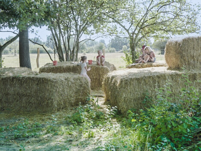 kinderen op hooibalen