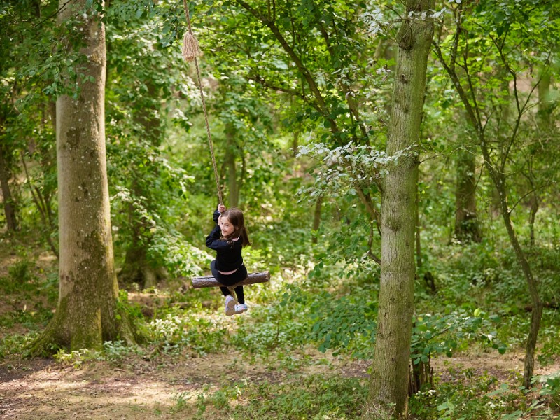 kind op schommel