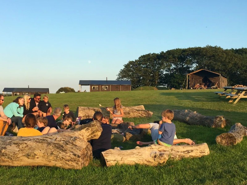 Marshmallows warmen boven het kampvuur bij BoerenBed
