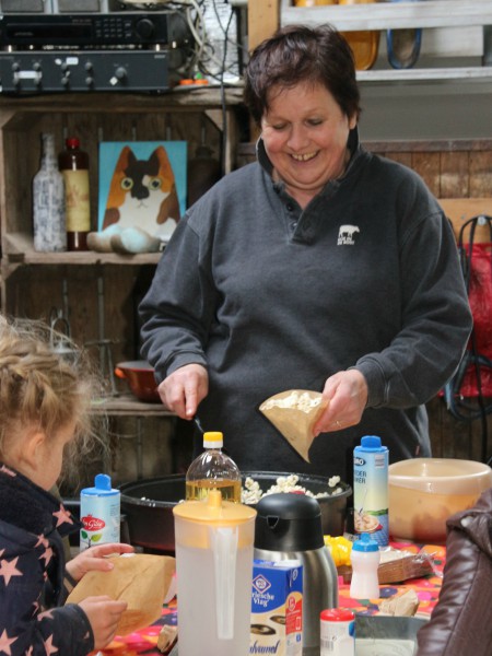 Boerin Truus maakt popcorn