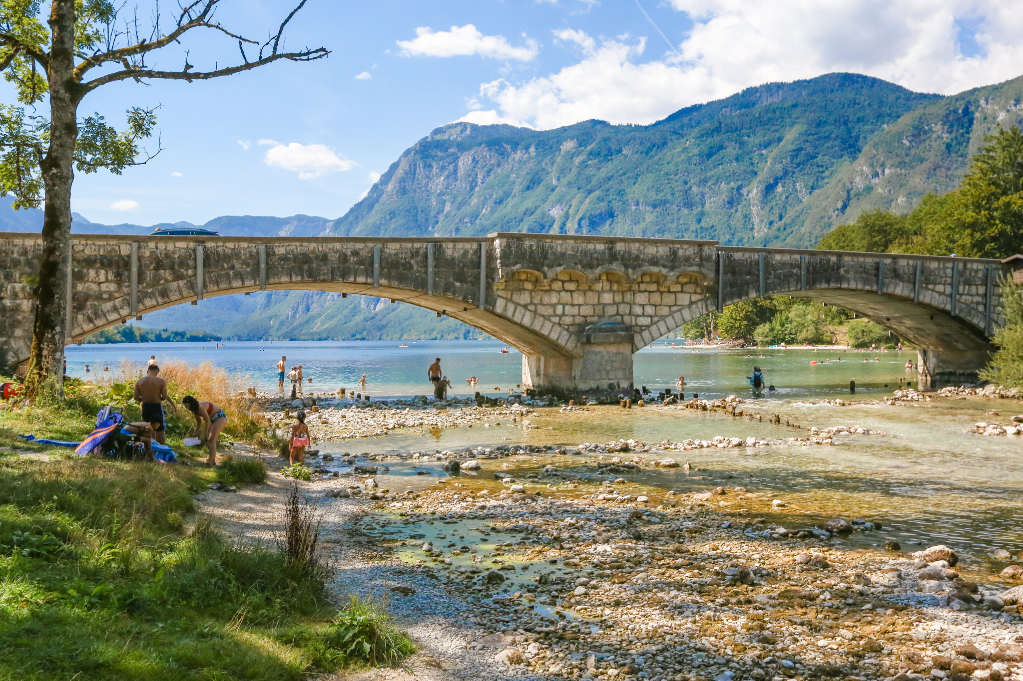 Het mooie meer van Bohinj in het noorden van Slovenië, niet ver van het bekende Bled