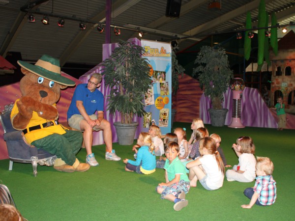 Bollo vermaakt de kinderen