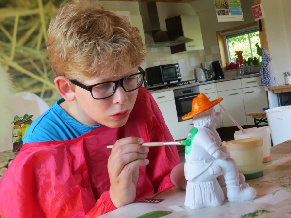 Zeb geconcentreerd aan het verven