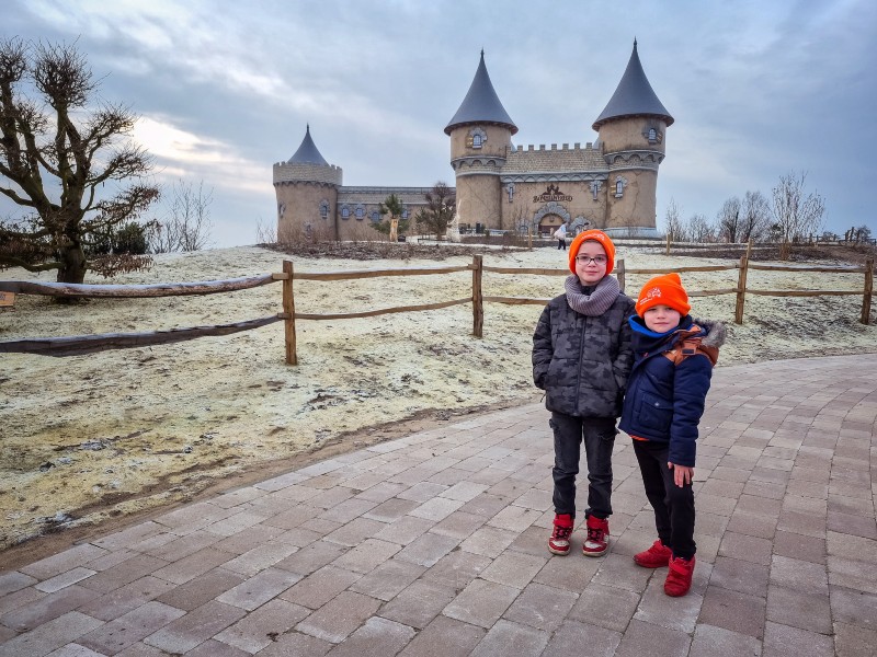Aan de voet van de heuvel met slot Bommelstein op de achtergrond