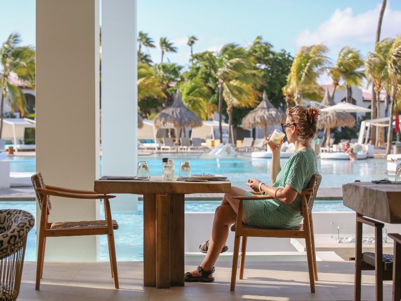 Elisabeth aan het ontbijt bij van der Valk op Bonaire