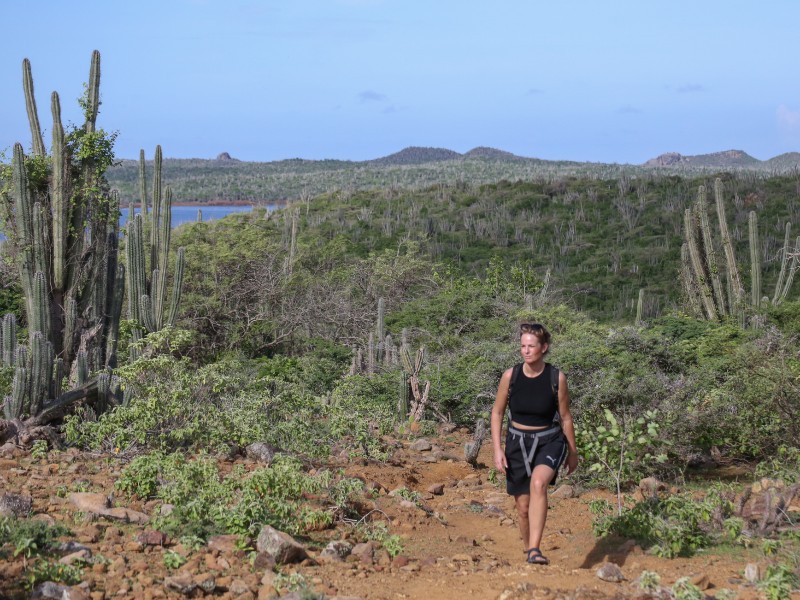 Elisabeth tijdens een hike met Sanne van Ontdek Bonaire, hier in het Noorden met het Gotomeer op de achtergrond