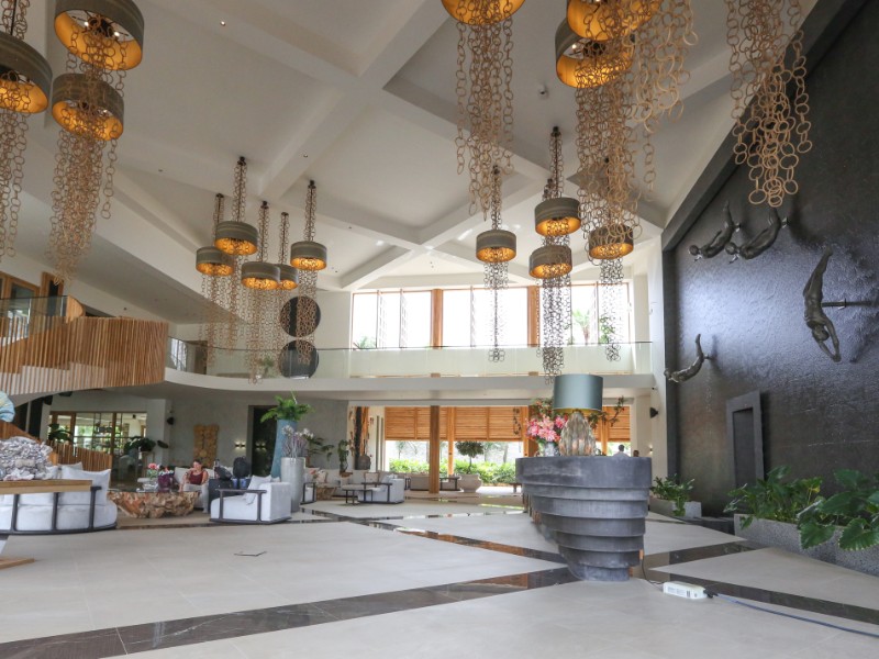 De prachtige receptie en lobby van het van der Valk Plaza op Bonaire. Hier kun je vragen naar diverse kinderactiviteiten, oppas en de kidsclub.