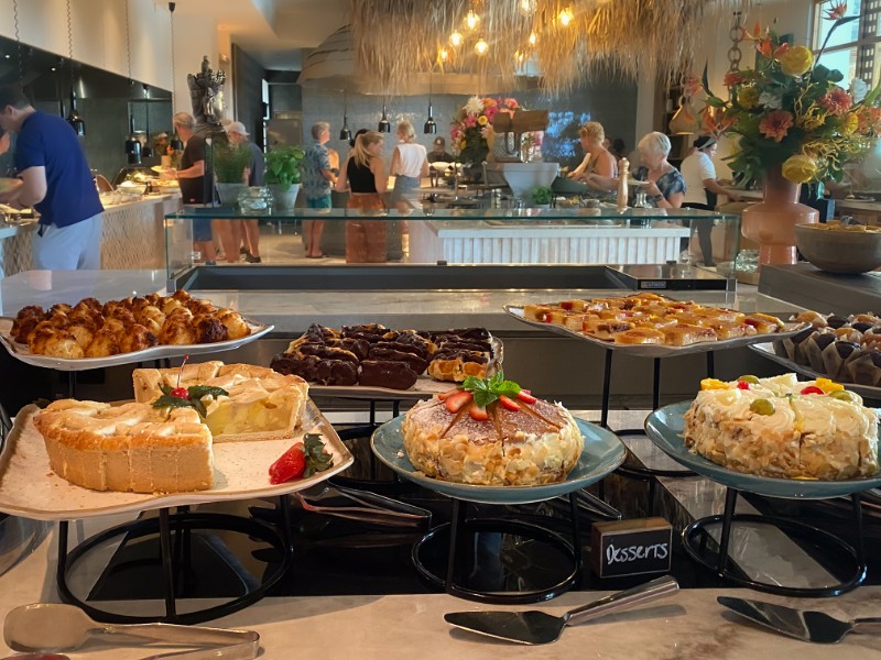 Het buffetrestaurant vanaf de dessert hoek bezien