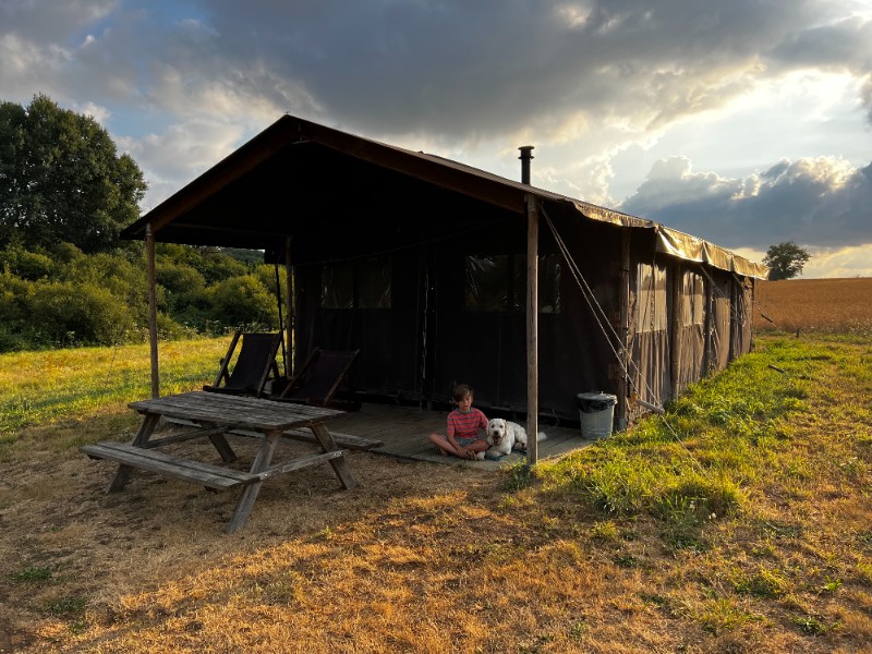 De glamping tent van Bonneblond. Met het fijne terras ervoor zit je altijd in de schaduw