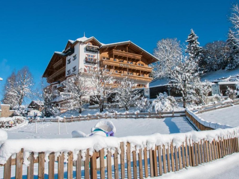 Het babyvriendelijke Hotel Babymio in Tirol in de winter