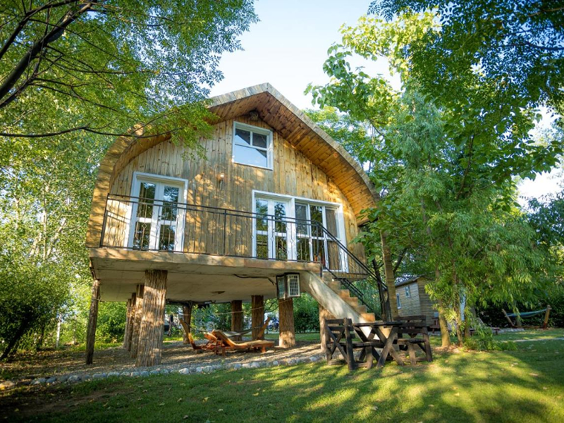 Een luxe chalet bij Lake Shkodra resort in het Noorden van Albanië