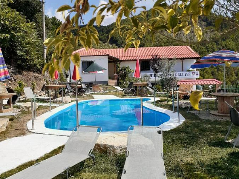 Guesthouse Vila Sofia met zwembad tussen de bergen van Berat
