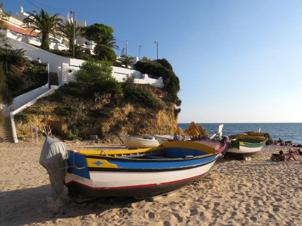 Bootjes op het strand bij Carvoeiro