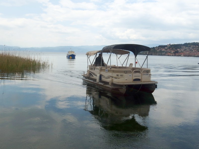 Een bootje komt ons oppikken