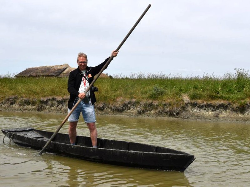 Patrick vaart met een stok door de slootjes