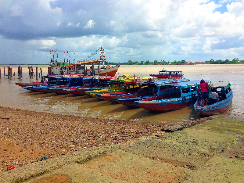 Kleurrijke bootjes op de Amazone in Suriname