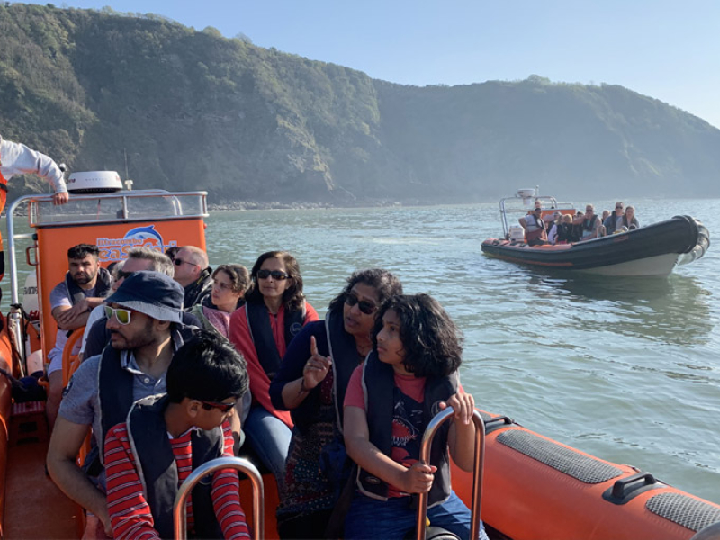 Ontdek de kust van Devon vanaf de boot met kinderen