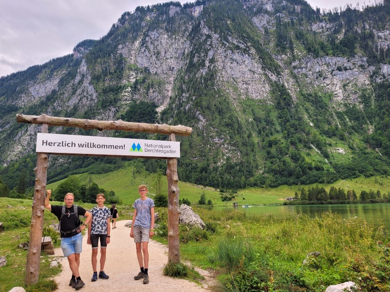 Even poseren bij het bord van National Park Berchtesgaden