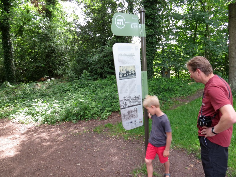 Bordjes wijzen de weg nar de hunebedden, soms met extra uitleg