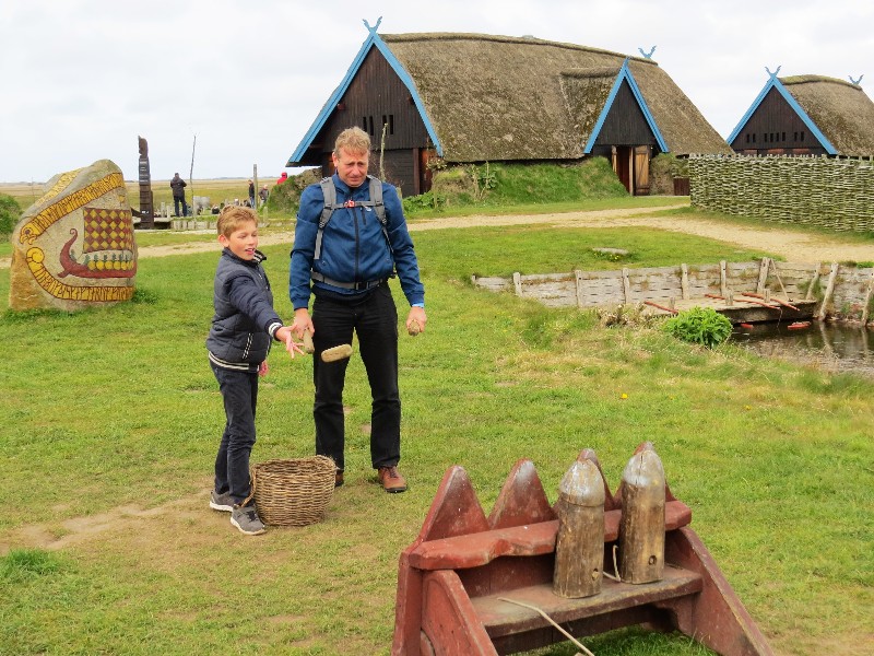 Spelletjes doen bij Bork Vikingehavn, een gereconstrueerd viking dorp met haven