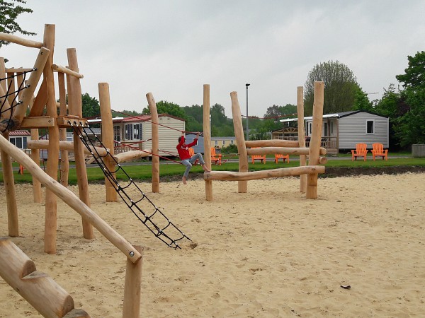 Spelen in de speeltuin bij Borken am See