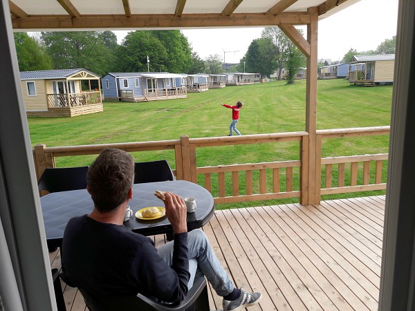 Een bakkie doen op het terras van de stacaravan