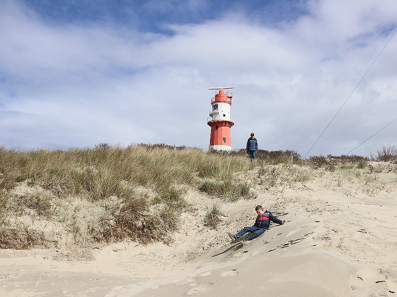 Spelen in de duinen bij de elektrische vuurtoren