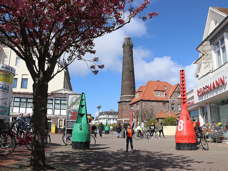 Zicht op de nieuwe vuurtoren in de bloesemtijd