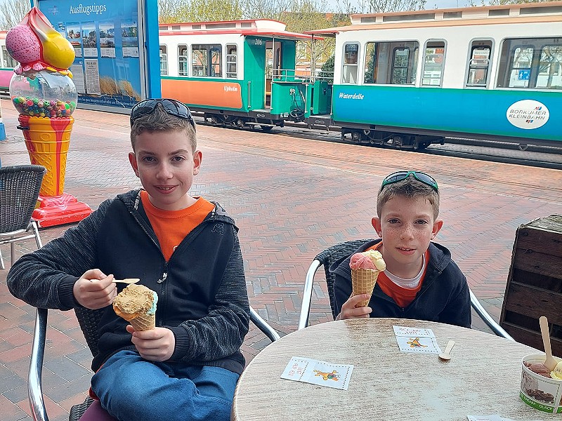 Een lekker ijsje op het kleurrijke stationnetje van Borkum!