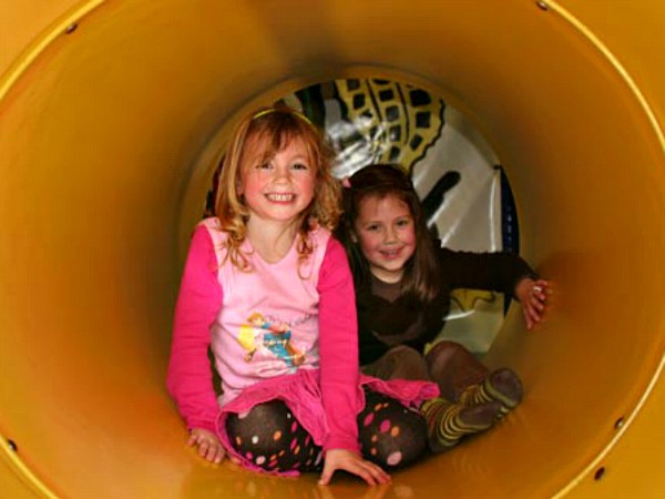 kinderen in de kruip door, sluip door buis