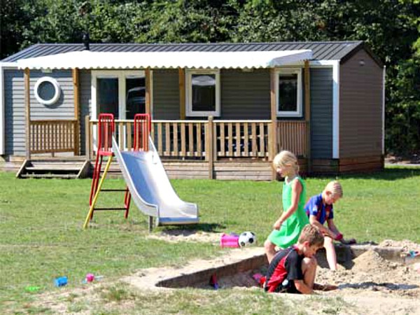 Kinderen spelen voor het chalet