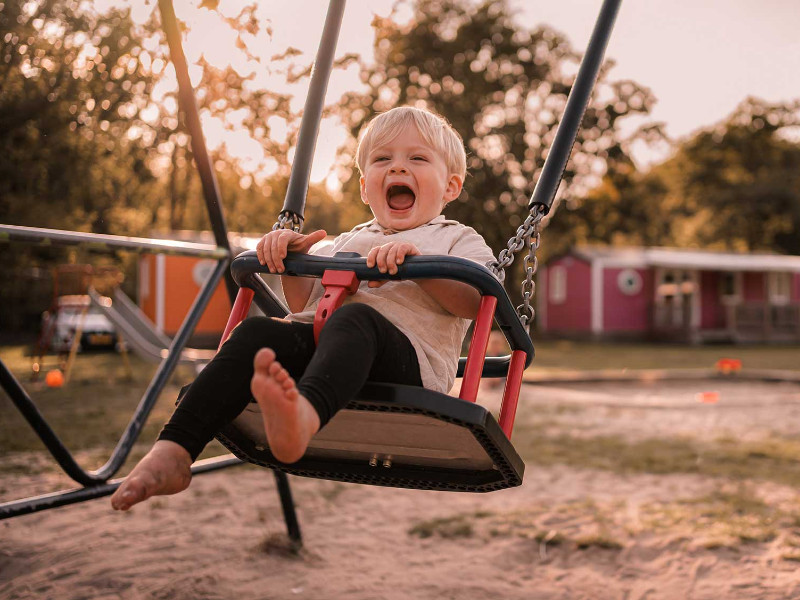 Lekker schommelen in de speeltuin