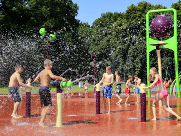 waterpret in het spraypark