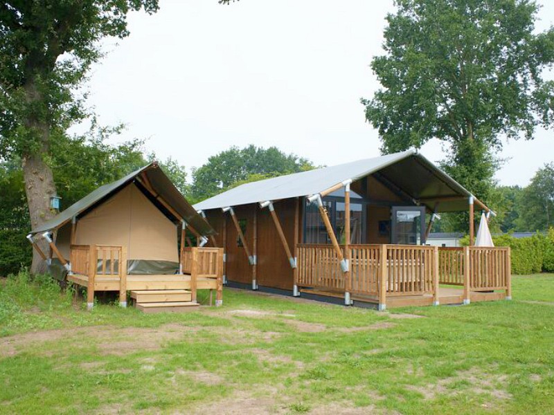 De safarichalet met kindersafaritent