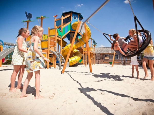 Kids spelen in de speeltuin op de camping