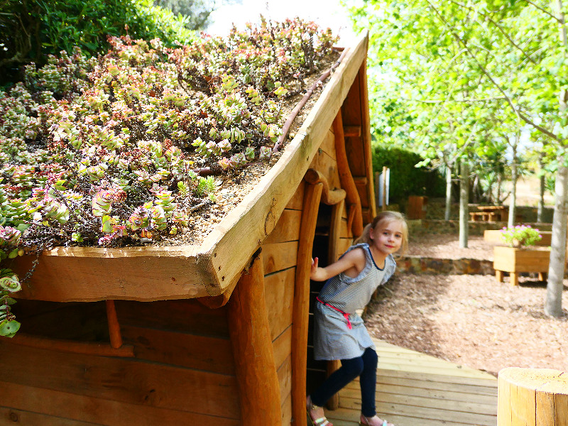 Emma komt uit het tuinhuisje in de Botanische tuin