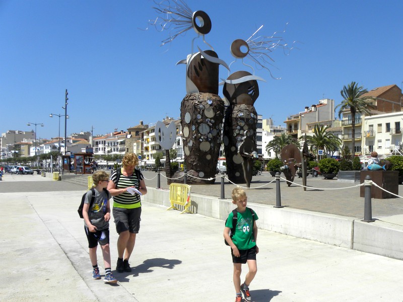 We wandelen over de boulevard van Cambrils