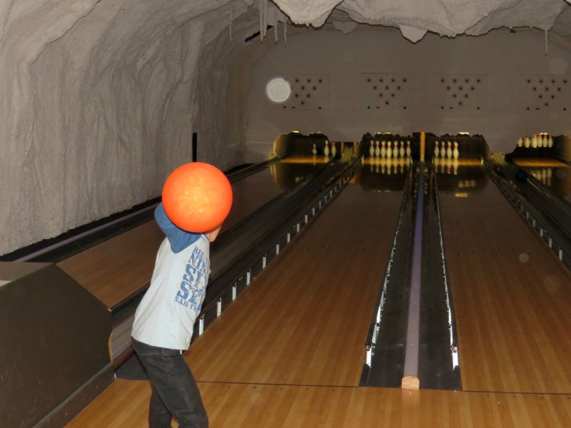 Tycho geeft de bowlingbal een flinke zwieper